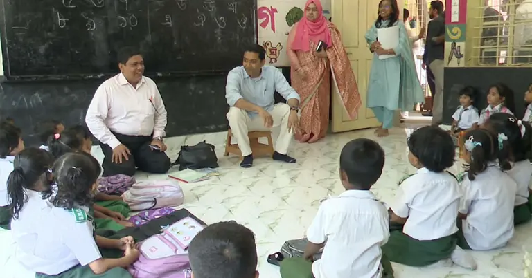 প্রাথমিক বিদ্যালয়ের শিক্ষার্থীদের সঙ্গে শিক্ষা প্রতিমন্ত্রী